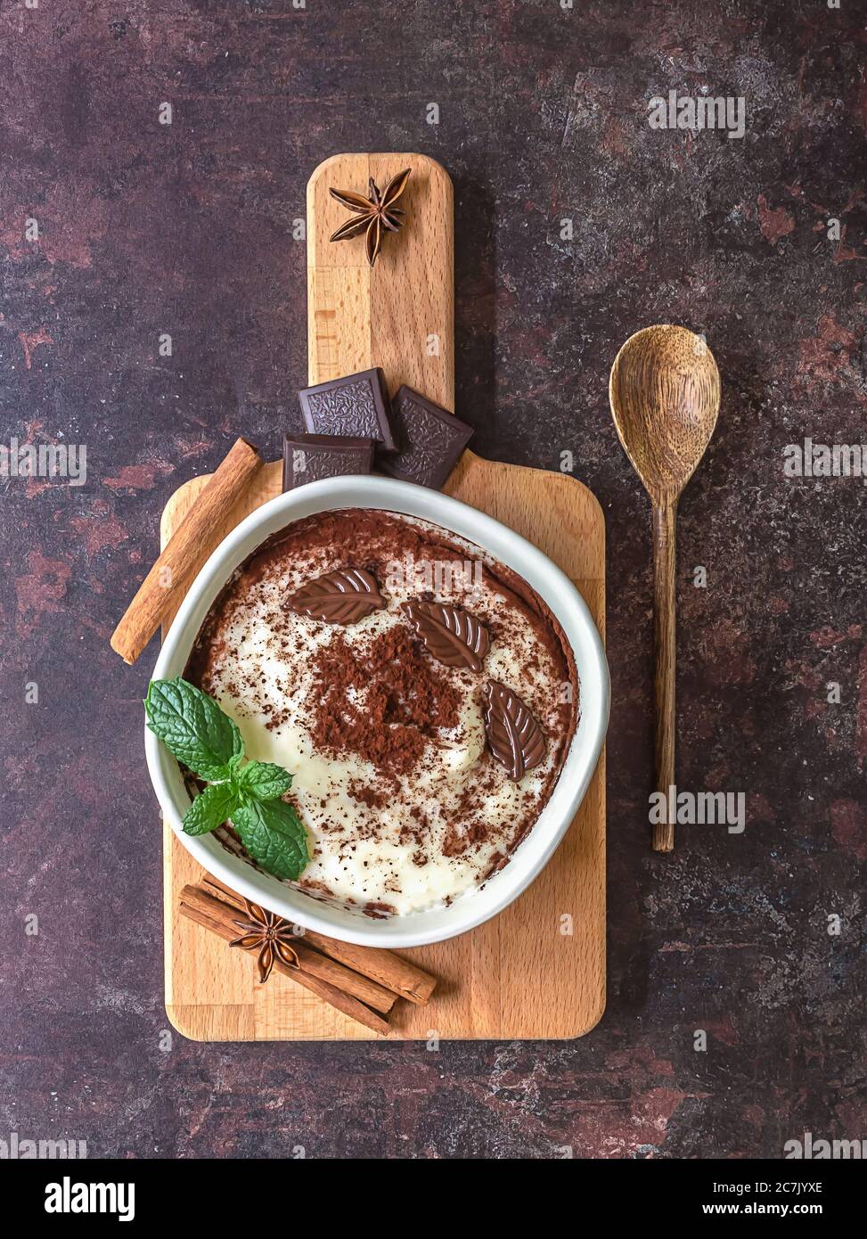 Süßer, weicher Pudding aus Reismilch, Reismehl und Vanille. Gluten- und laktosefreies Dessert. Stockfoto
