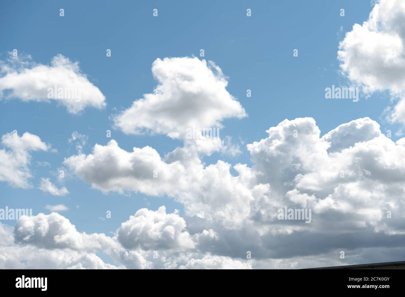 Wolken am Himmel. Blauer Himmel mit geschwollenen weißen Sommerwolken Stockfoto