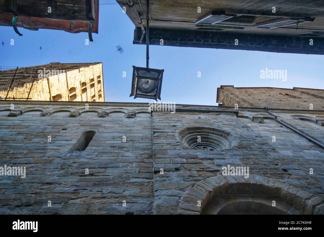Niedrige Ansicht des Glockenturms von Pieve, in Arezzo historischem Zentrum, Toskana, Italien Stockfoto