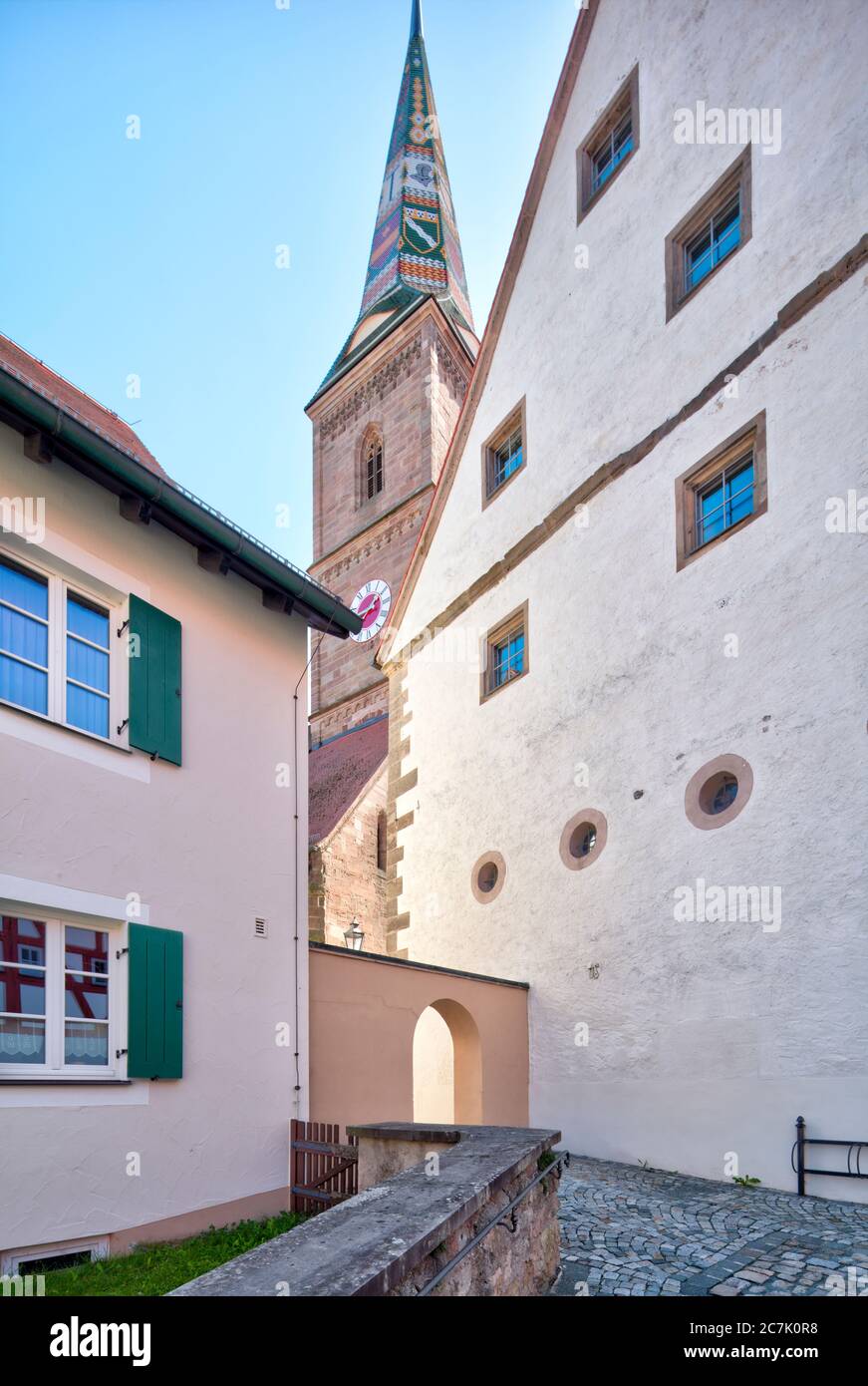 Pfarrhaus, Liebfrauenmünster, Kirchturm, Hausfassade, Architektur, Wolfram-Eschenbach, Franken, Bayern, Deutschland Stockfoto