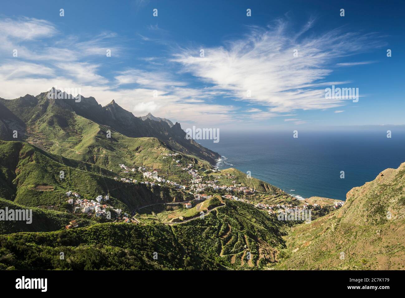 Anaga-Gebirge mit Blick auf Taganana und den Atlantik, Teneriffa, Kanarische Inseln, Spanien Stockfoto