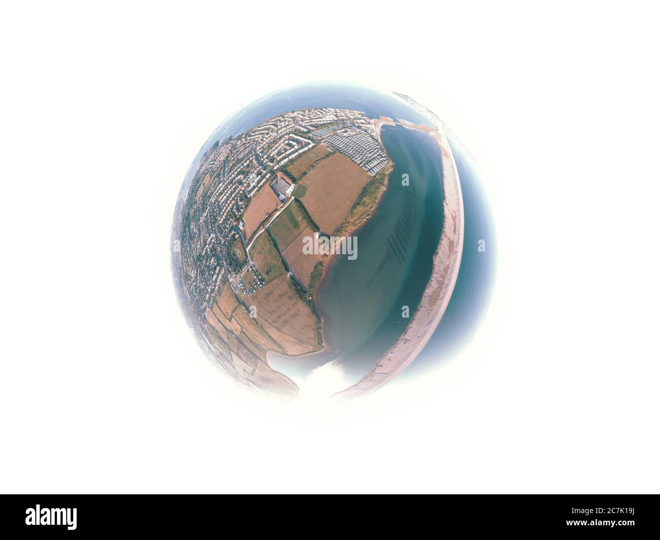Schöne 360 Schuss bilden einen winzigen Planeten über dem Fleet Village in Portland, Weymouth, Großbritannien Stockfoto