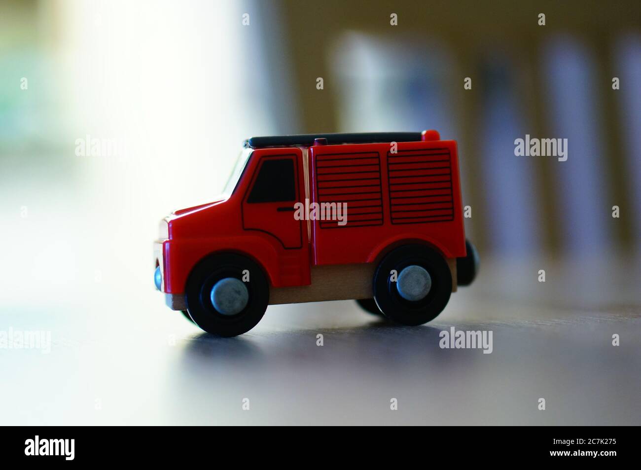 Nahaufnahme eines roten Spielzeugwagens mit einem verschwommenen Hintergrund Stockfoto
