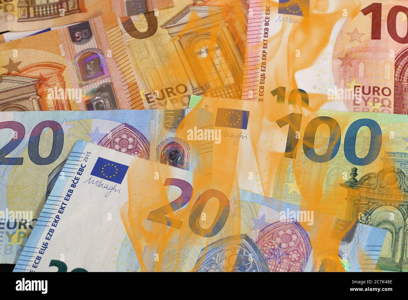 Symbolbild: Brennende Euro-Banknoten (Euro-Banknoten) als Symbol für Geldverschwendung Stockfoto