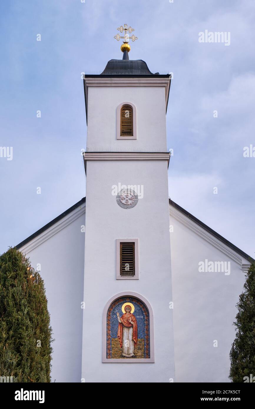 Petkovica Kloster, serbisch-orthodoxes Frauenkloster, das der heiligen Petka (Heilige Paraskeva) gewidmet ist, das im 16. Jahrhundert in der Region Srem der Vojvodina erbaut wurde Stockfoto