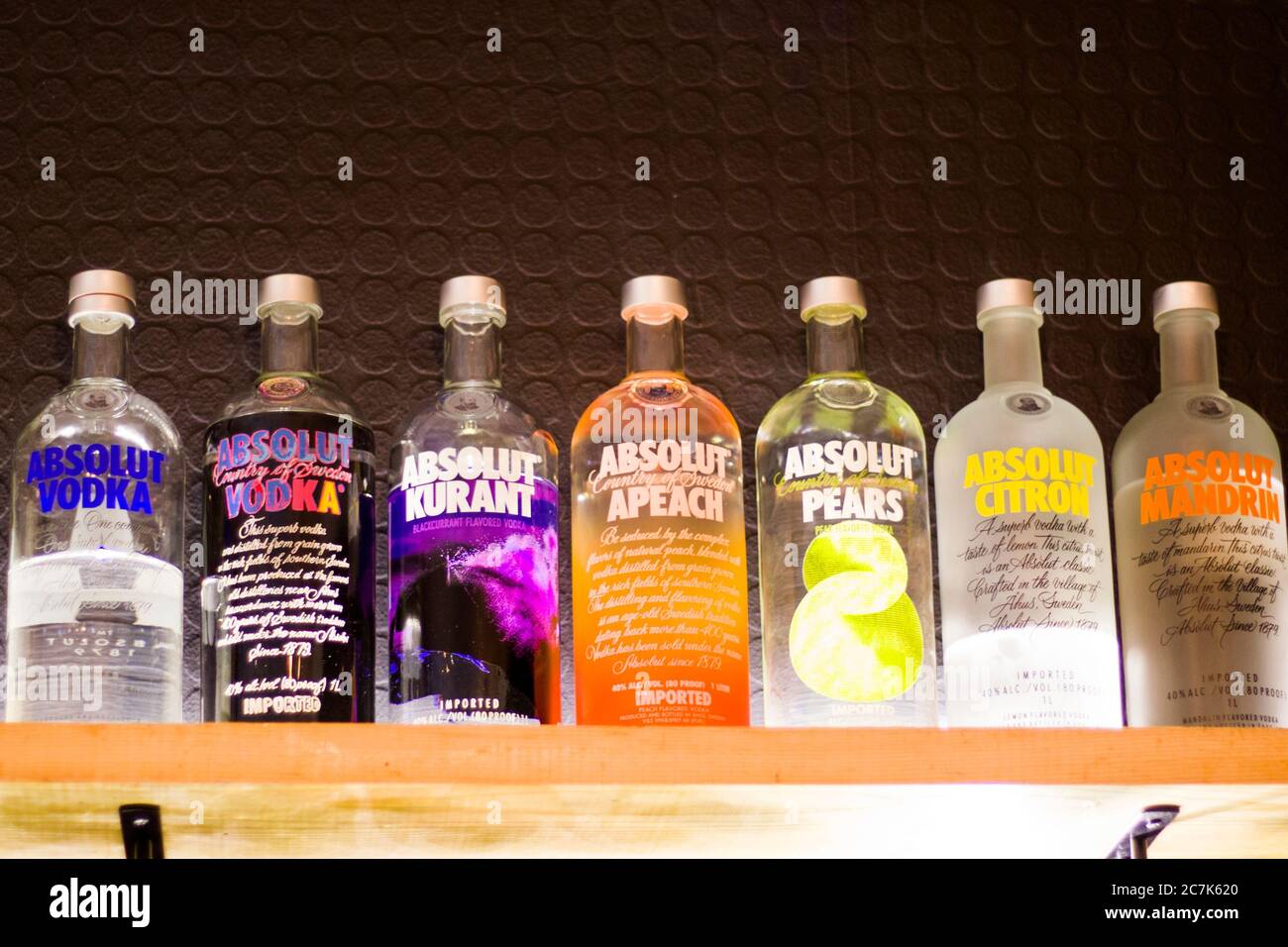 TIFLIS, GEORGIEN - 13. APRIL 2018: Absolut Vodka Flasche auf dem Barregal.  Bunte Flaschen, Zitrone, Vanille, Klassiker und andere Wodka Aroma  Stockfotografie - Alamy