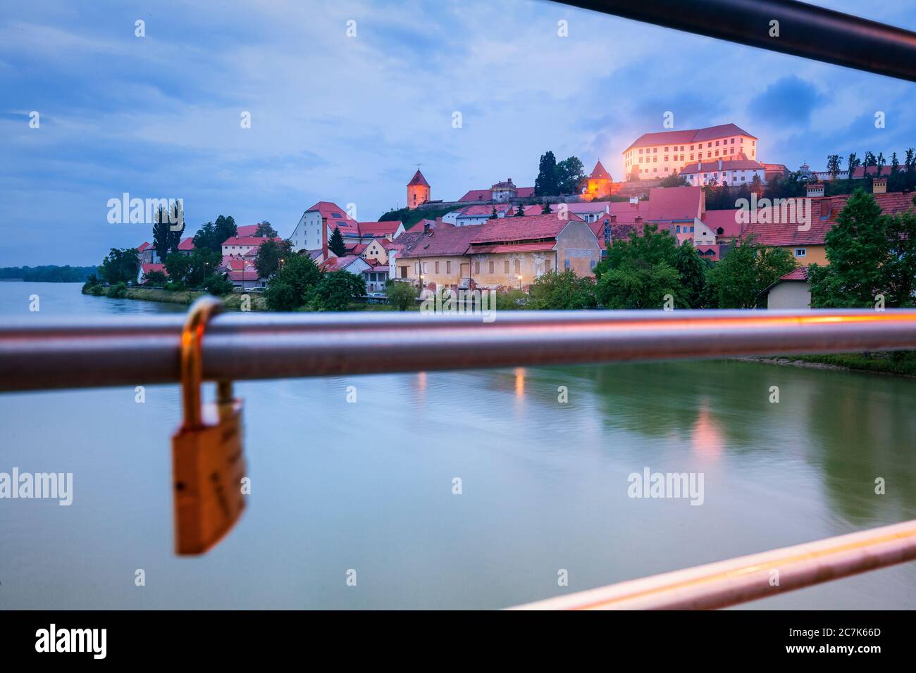 Ptuj (Pettau), Blick auf die Burg und die Altstadt von der Fußgängerbrücke über die Drau, Slowenische Steiermark, Slowenien Stockfoto
