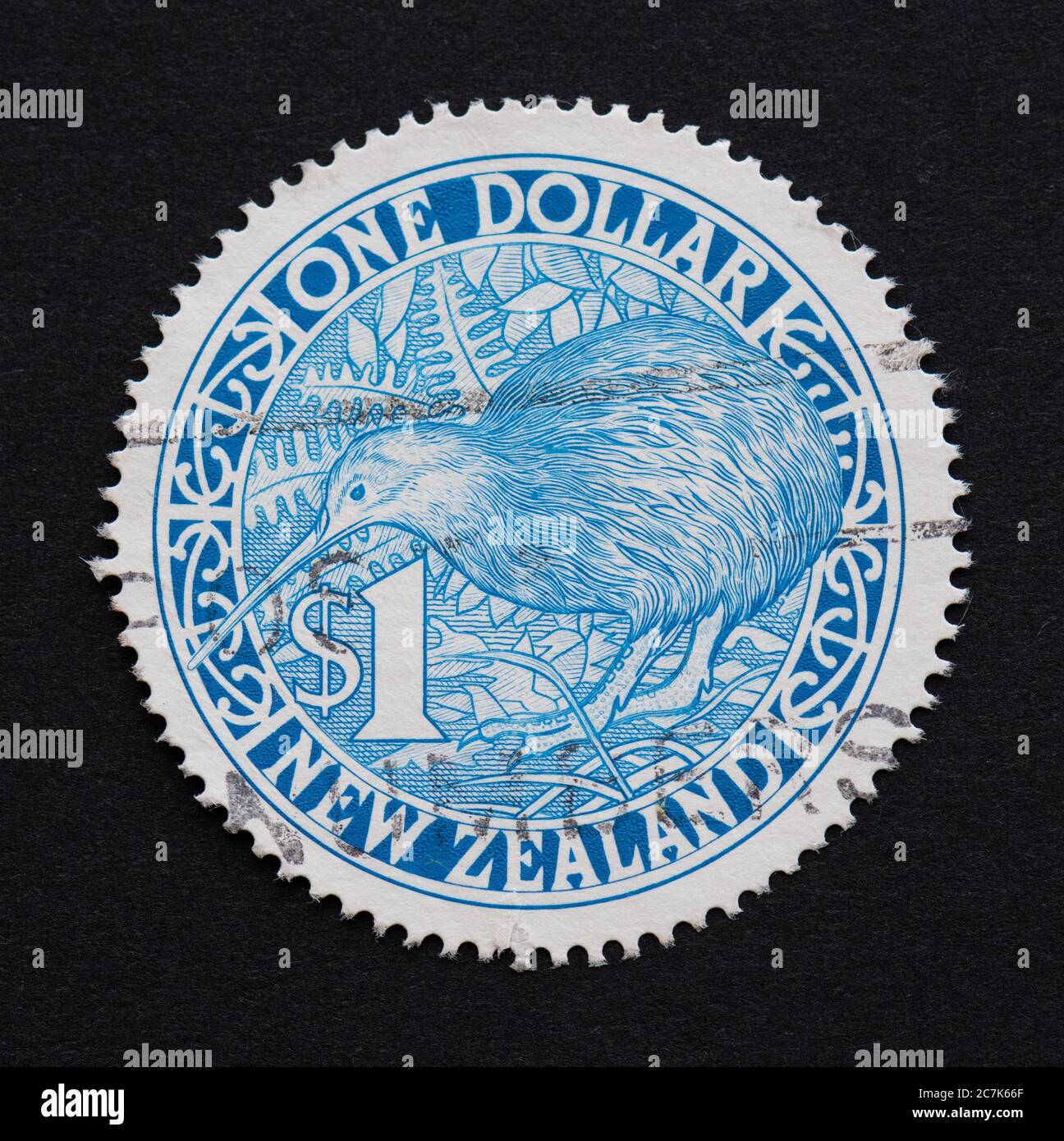Zirkuläre Briefmarke - Neuseeland Kiwi 1 Dollar ausgestellt im Jahr 1993 Stockfoto