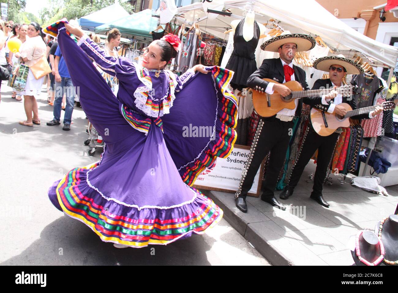 Eine mexikanische Musik- und Tanzperformance auf der Glebe Point Road auf der Glebe Street Fair 2014. Stockfoto