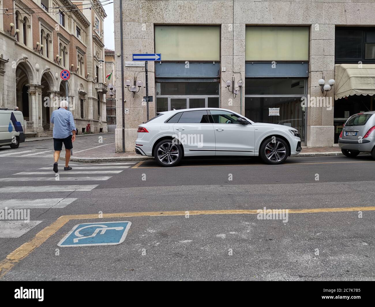 Weißer audi q8 auf der Straße geparkt Stockfoto