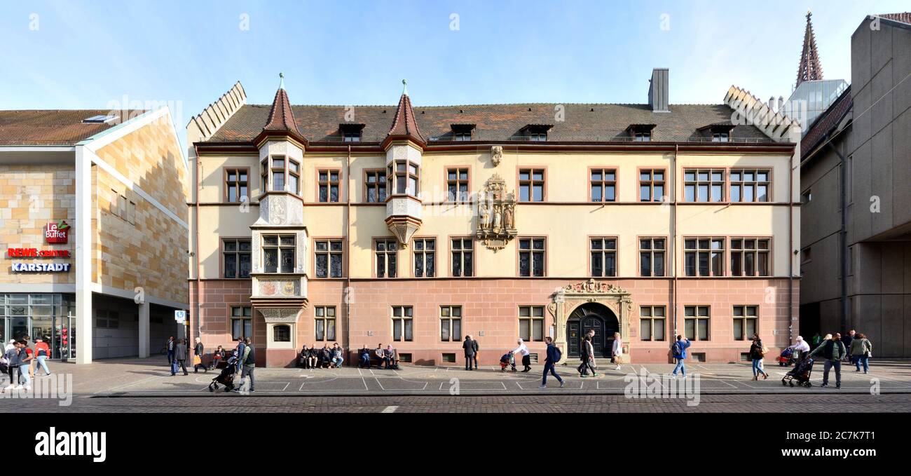 Freiburg, Baden-Württemberg, Deutschland, der Basler Hof, Sitz des Regierungsbezirks Freiburg, an der Kaiser-Joseph-Straße in Freiburg im Breisgau. Es ist ein spätgotisches Gebäude aus dem späten 15. Jahrhundert. Stockfoto