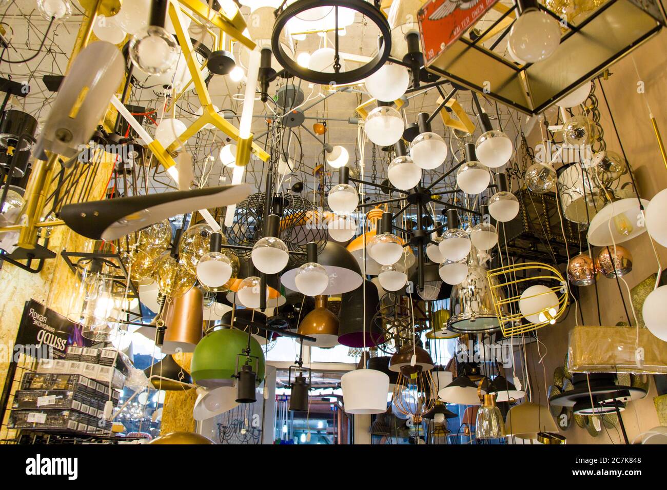 Große Gruppe von Lampen im Geschäft, Glühbirnen Hintergrund Stockfotografie  - Alamy