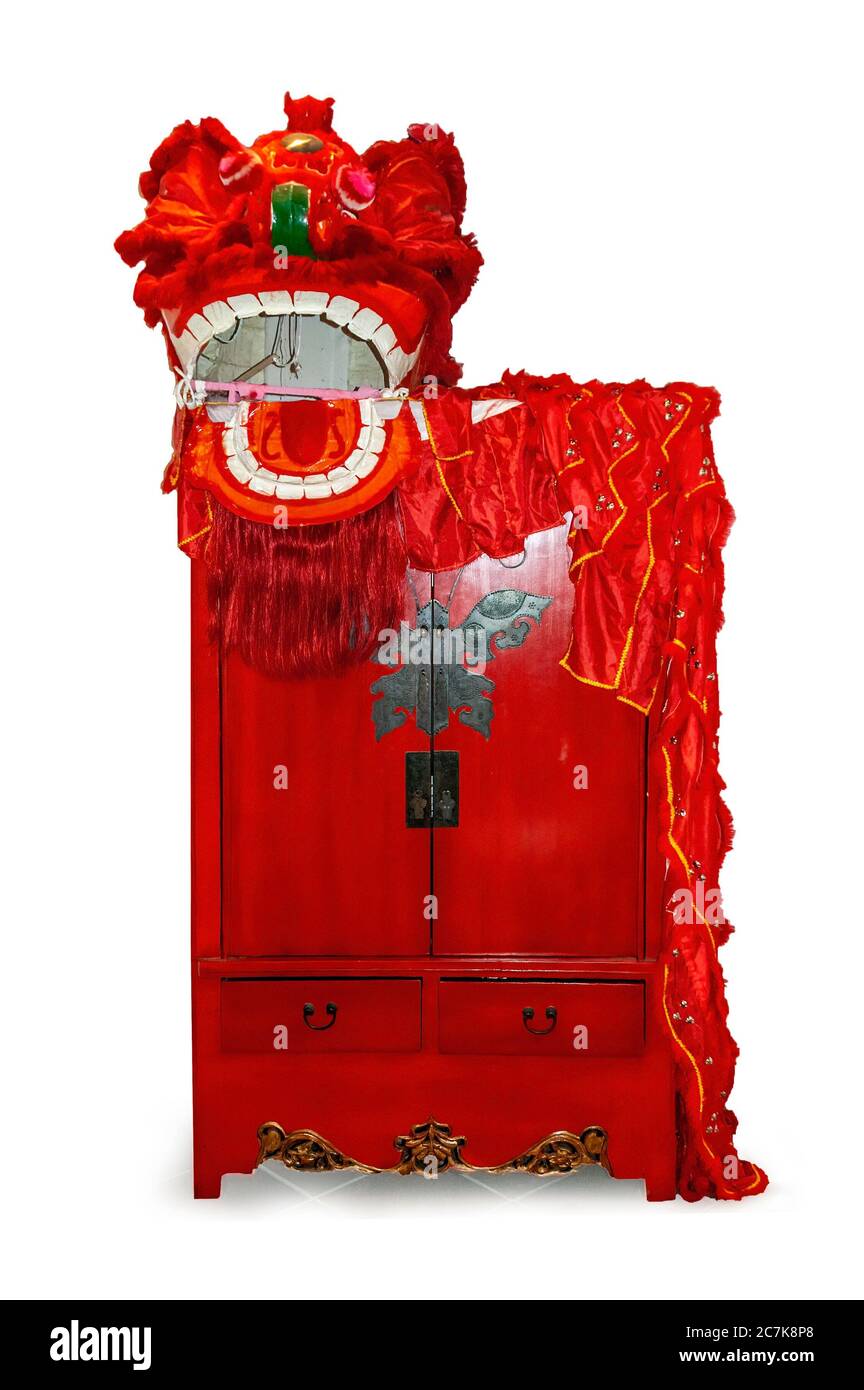 Alte chinesische traditionelle rote Lackschrank mit Bronze Schmetterling Scharnier Dekoration. Roter chinesischer Drache drapierte über die Spitze. Stockfoto