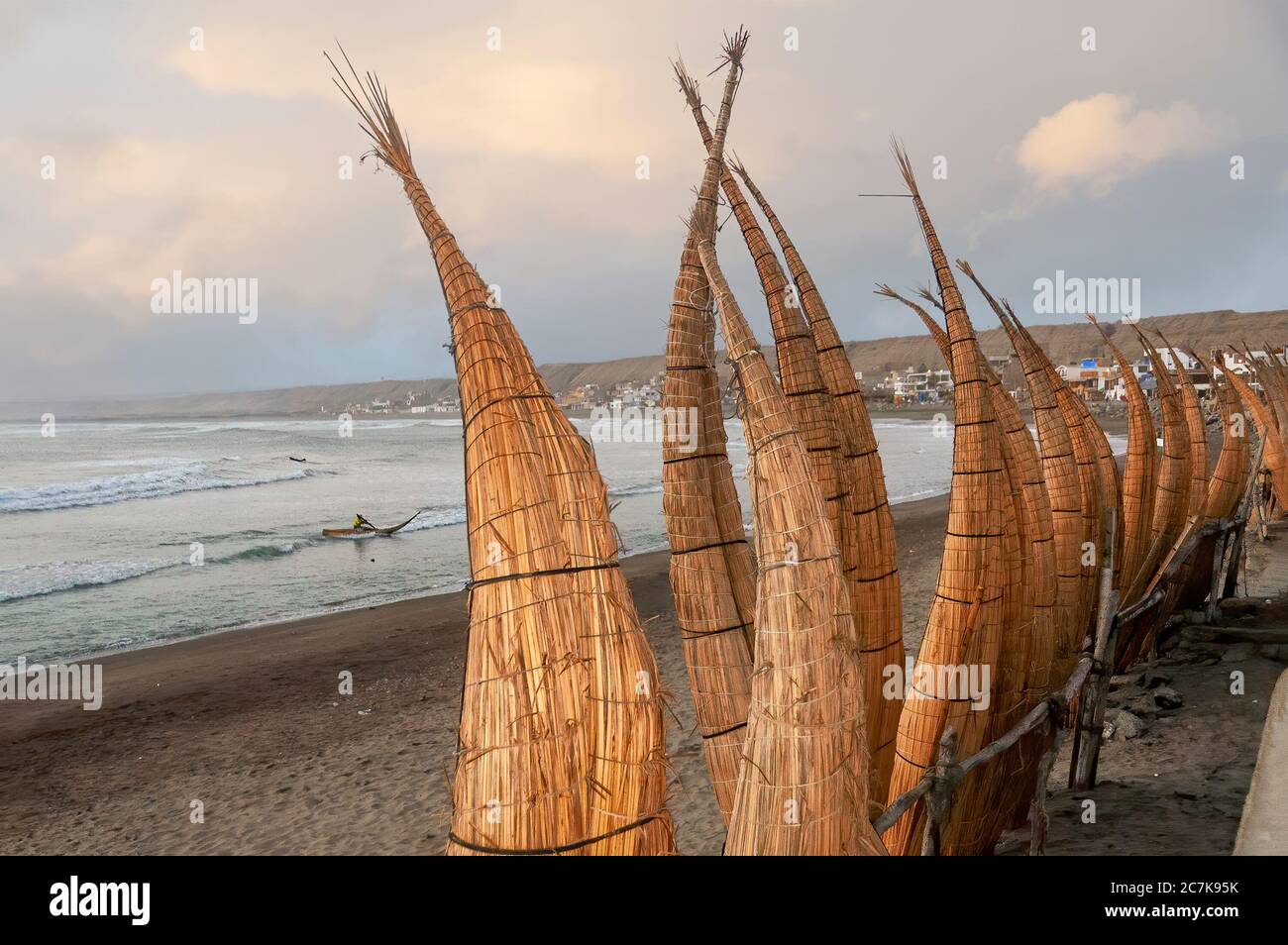 Huanchaco Beach Und Der Traditionellen Reed Boote Caballitos De Totora Trujillo Peru