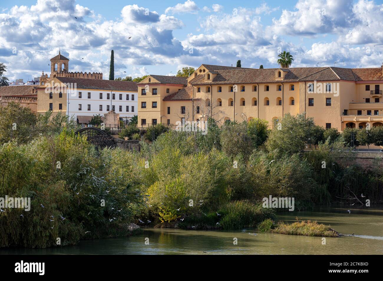 Córdoba Rio Guadalquivir mit dem Seminario Mayor San Pelagio aus dem 16. Jahrhundert entlang der Avenida de Alcázar am Westufer des Flusses. Stockfoto