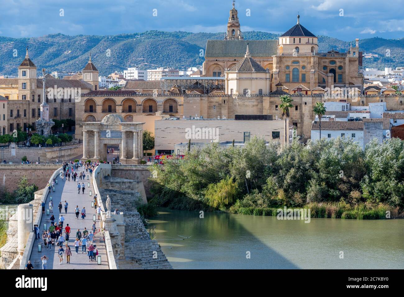 Blick auf Cordoba mit seiner historischen Moschee-Kathedrale und der Puente Romano (römische Brücke) über den Guadalquivir-Fluss Stockfoto