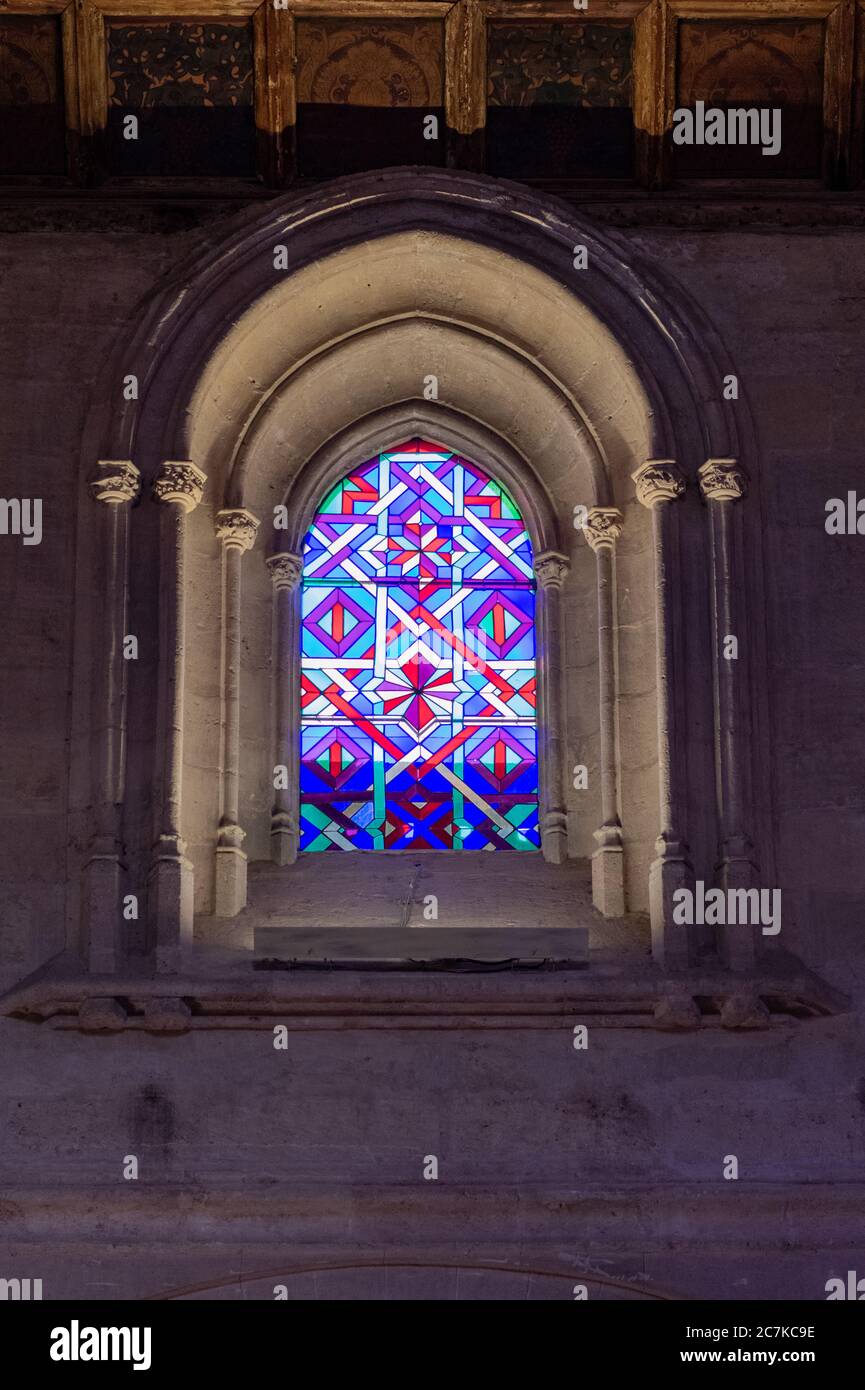 Ein modernes Buntglasfenster erinnert an die traditionelle islamische geometrische Dekoration, die in anderen Teilen der historischen Moschee-Kathedrale von Cordoba gefunden wurde Stockfoto