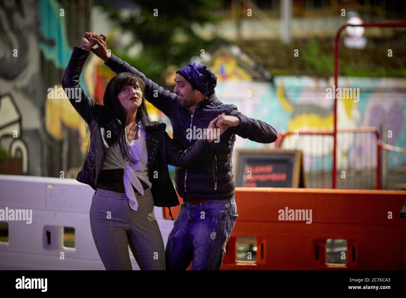 Manchester Northern Quarter Paar tanzt auf der Straße Stockfoto
