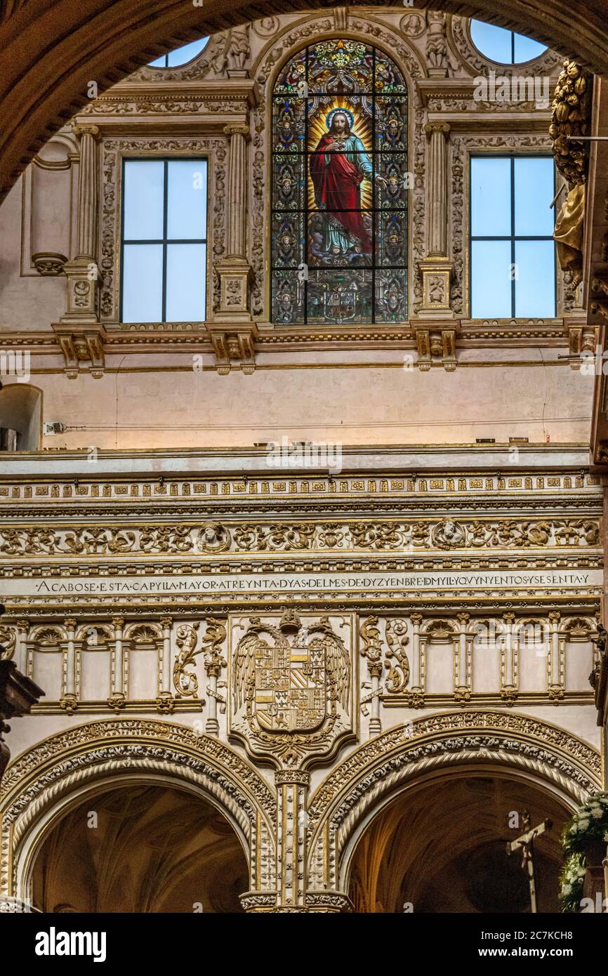 Ein Buntglasfenster des Heiligen Herzens Jesu Christi in der Großen Kapelle und dem Hochaltar der ehemaligen Moschee-Kathedrale von Cordoba. Stockfoto