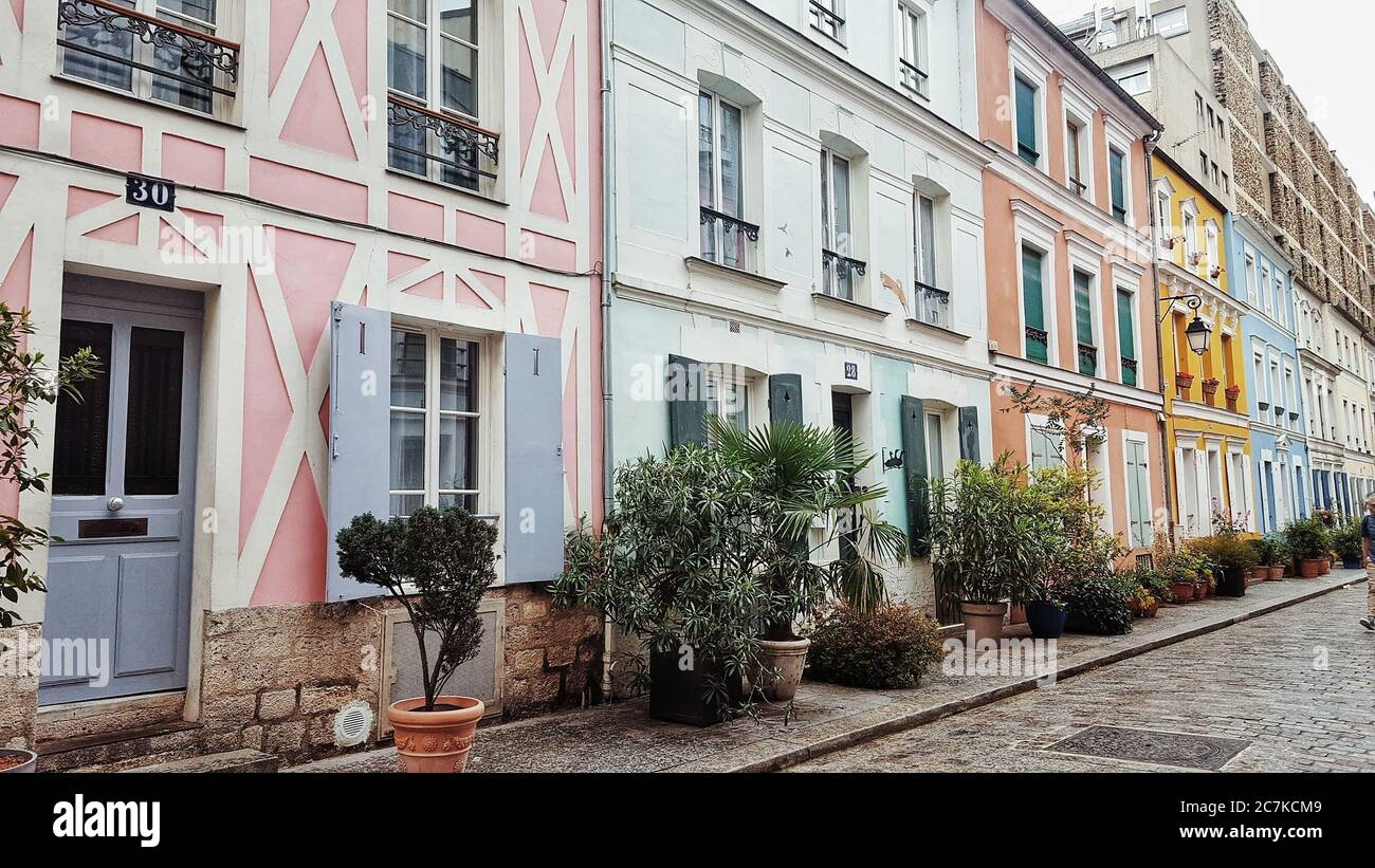 Bunte Häuserzeilen auf der Rue Crémieux in Paris Stockfoto