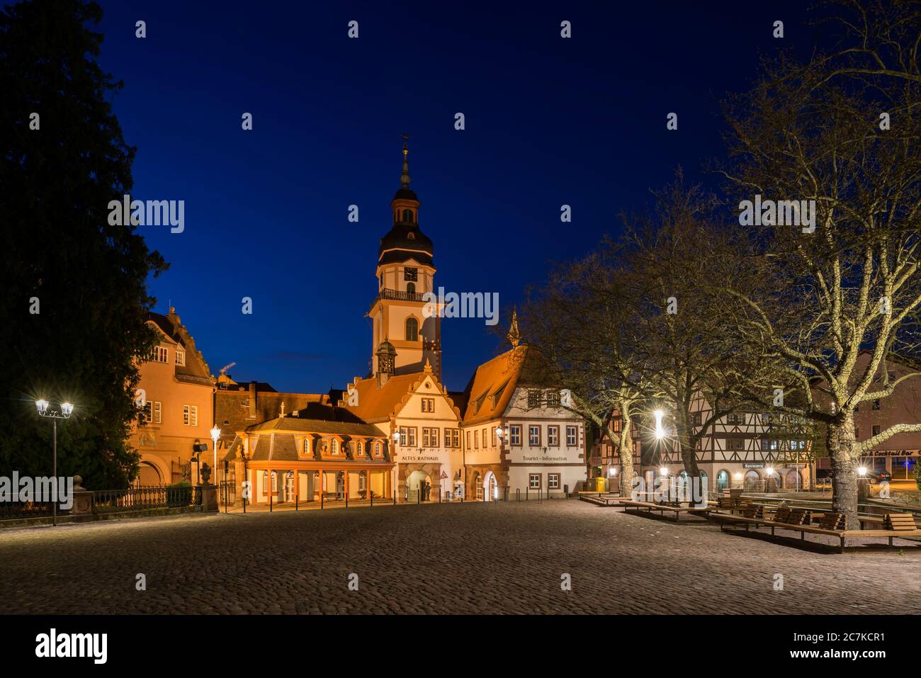 Erbach, Odenwald, Hessen, Deutschland, Altes Rathaus und evangelische Pfarrkirche mit Schlossplatz Stockfoto