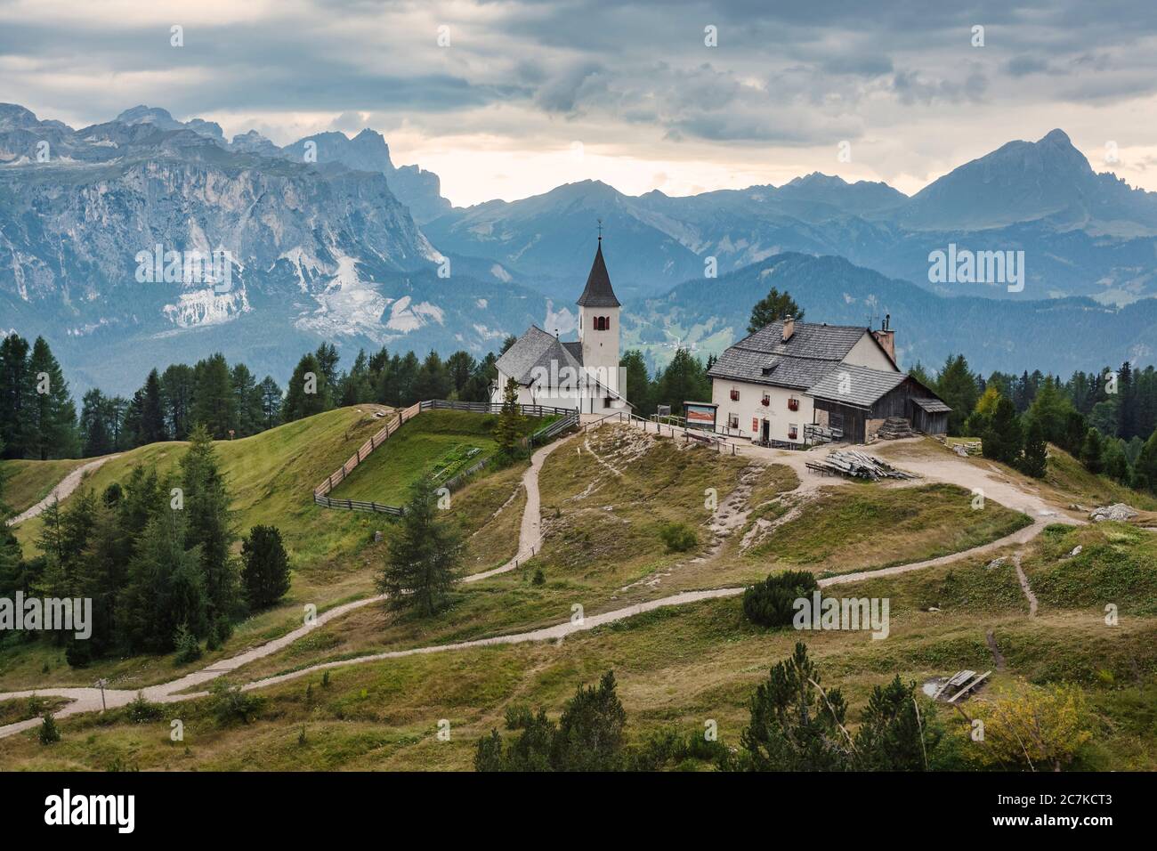 Heilig Kreuz Hospiz- und Wallfahrtskirche am Fuße des Heiligkreuzkofels, im Hintergrund Naturpark Puez-Geisler, Hochabtei / Alta Badia, Provinz Bozen, Südtirol, Italien, Europa Stockfoto