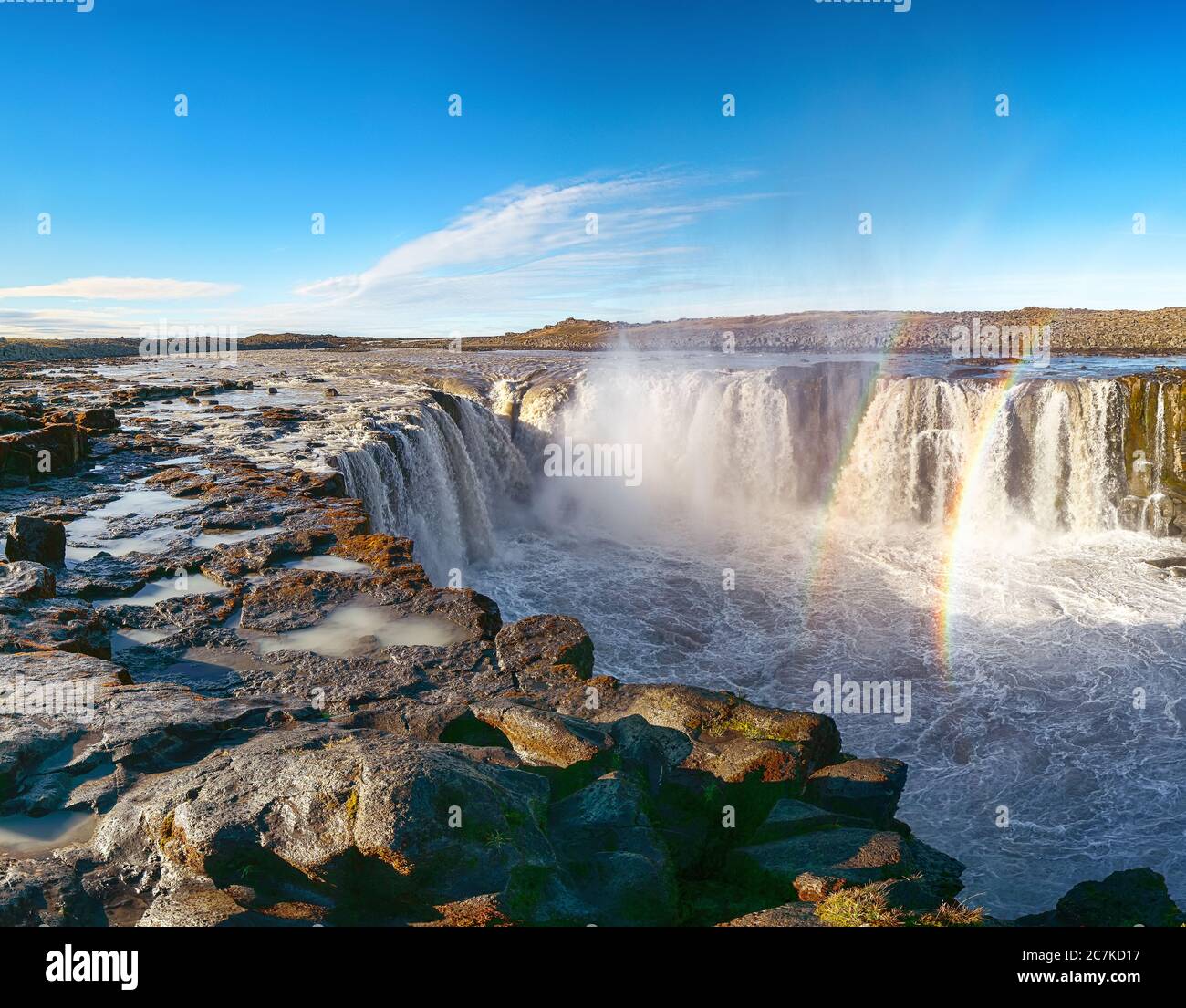 Herrliche Aussicht auf den fantastischen Wasserfall und die Kaskaden des Selfoss Wasserfalls. Lage: Vatnajokull Nationalpark, Fluss Jokulsa a Fjollum, Nordost-Isla Stockfoto