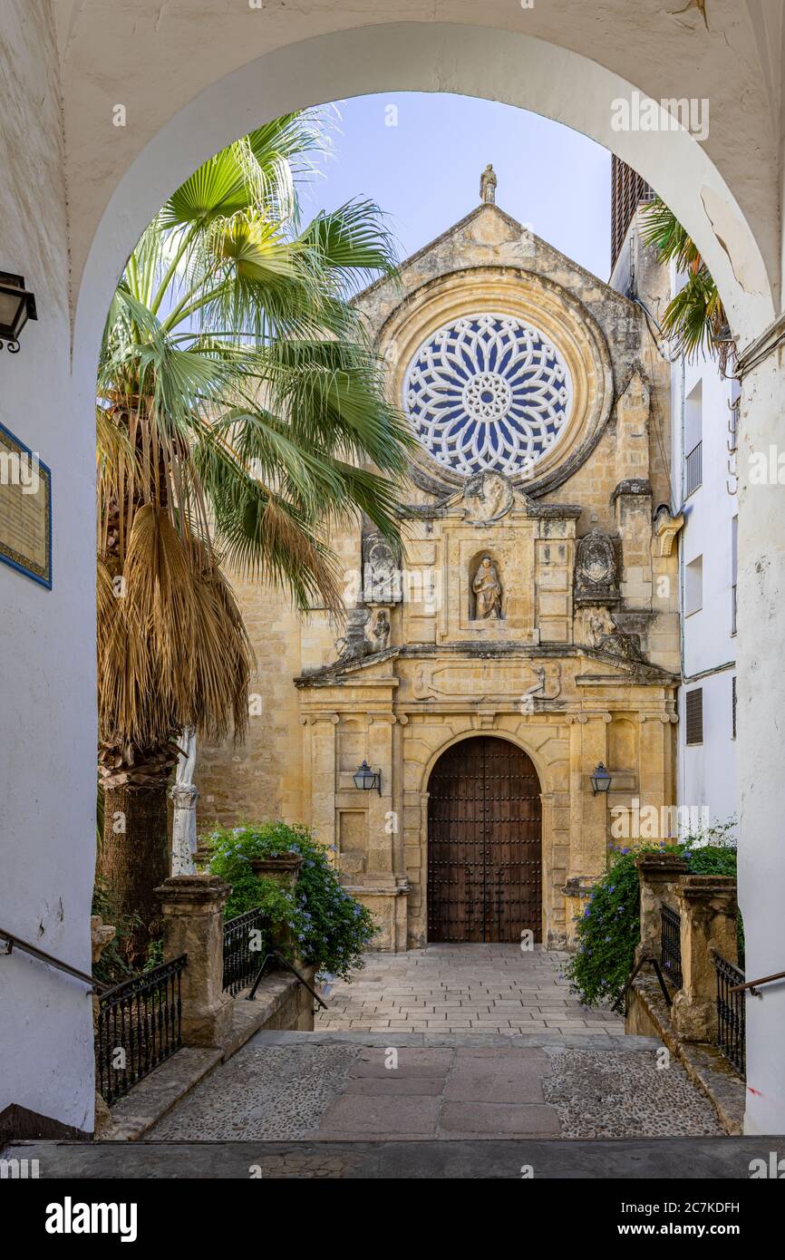 Die façade der Real Iglesia de San Pablo im Stil des Manierismus aus dem 16. Jahrhundert, eingerahmt von einem Torbogen in der Calle Capitulares Stockfoto