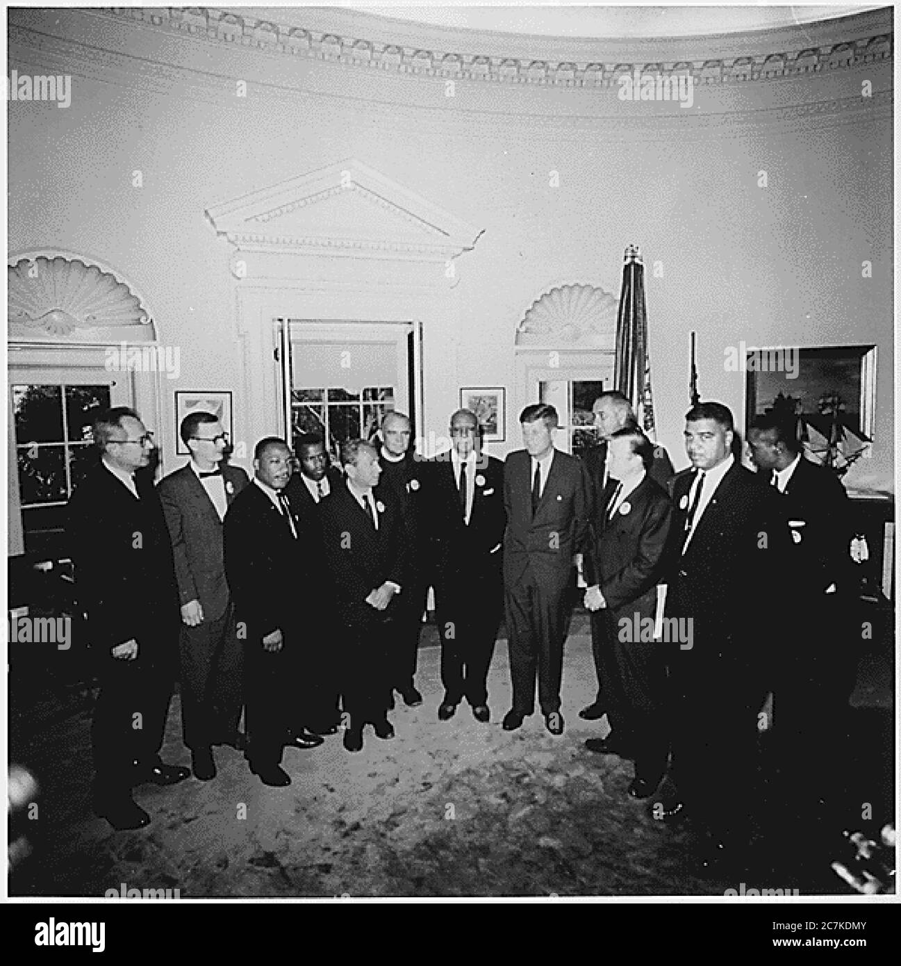 Washington, DC -- Foto des Treffens des Präsidenten mit den Führern des Marsches nach Washington am 28. August 1963. Links nach rechts Willard Wirtz, Martin Luther King, Jr., Eugene Carson Blake, John F. Kennedy, Lyndon Baines Johnson, Walter Reuther andere nicht in Ordnung A. Philip Randolph, John Lewis, Whitney Young, Mathew Ahmann, Joachin Prinz, Roy Wilkins, Floyd McKissick.Quelle: White House via CNP - Nutzung weltweit Stockfoto