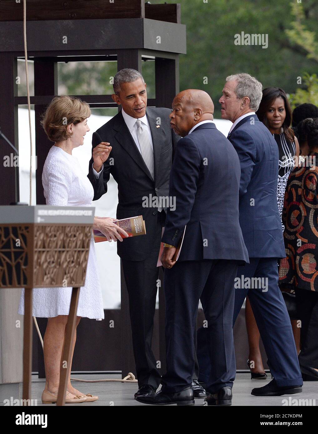 Washington, DC. September 2016. (L bis R) : die ehemalige First Lady Laura Bush, der Präsident der Vereinigten Staaten, Barack Obama, der US-Repräsentant John Lewis (Demokrat von Georgia) und der ehemalige US-Präsident George W. Bush nehmen an der Eröffnungszeremonie des Smithsonian National Museum of African American History and Culture am 24. September 2016 in Washington, DC Teil. Das Museum wird dreizehn Jahre nach dem Kongress eröffnet und Präsident George W. Bush hat seinen Bau genehmigt. Quelle: Olivier Douliery/Pool via CNP, weltweite Nutzung Quelle: dpa/Alamy Live News Stockfoto