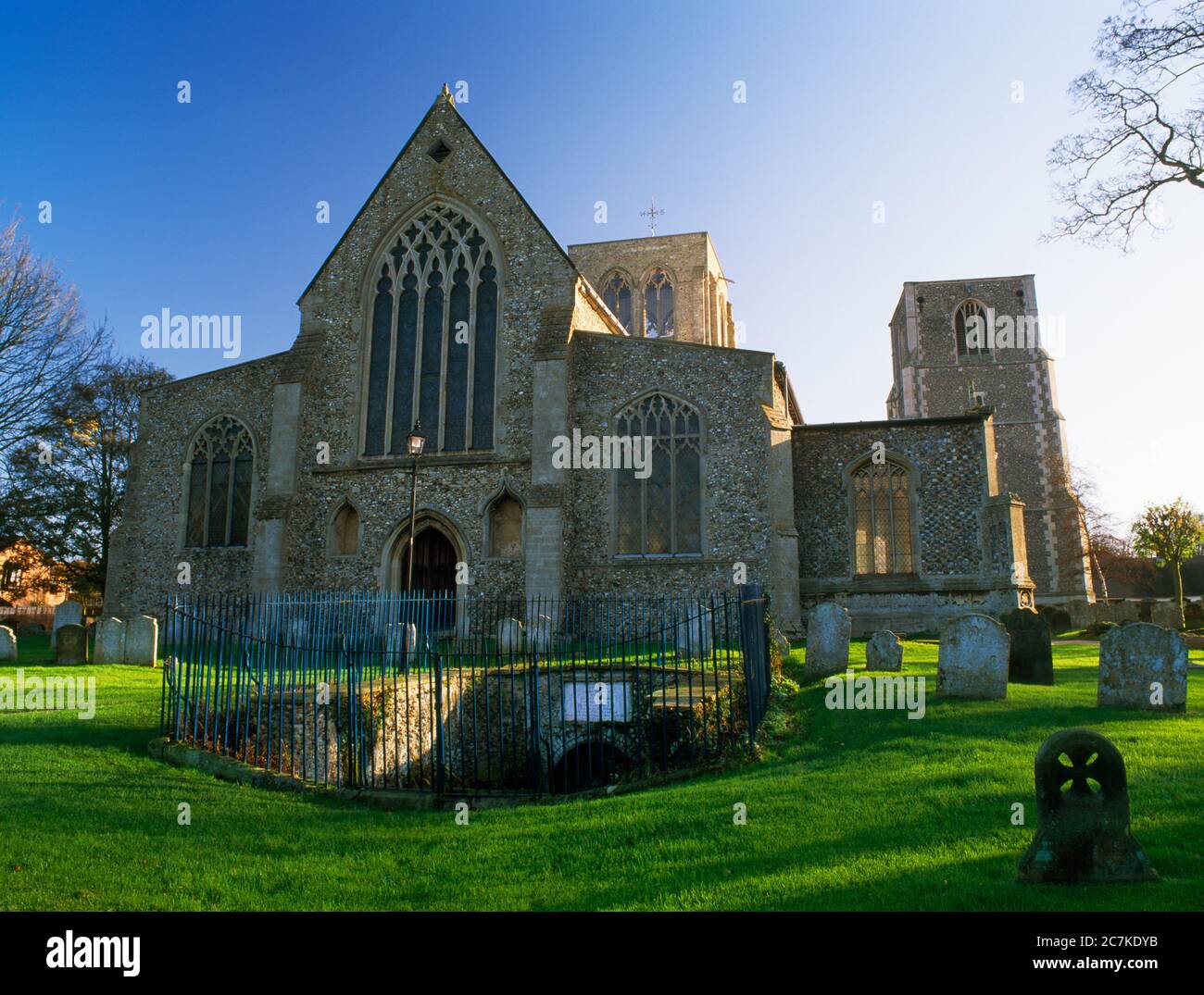 Blick E von St. Withburga's Well, St. Nicholas Church & freistehende Glockenturm, East Dereham, Norfolk, England, Großbritannien. Traditionelle Stätte eines Klosters von C7. Stockfoto