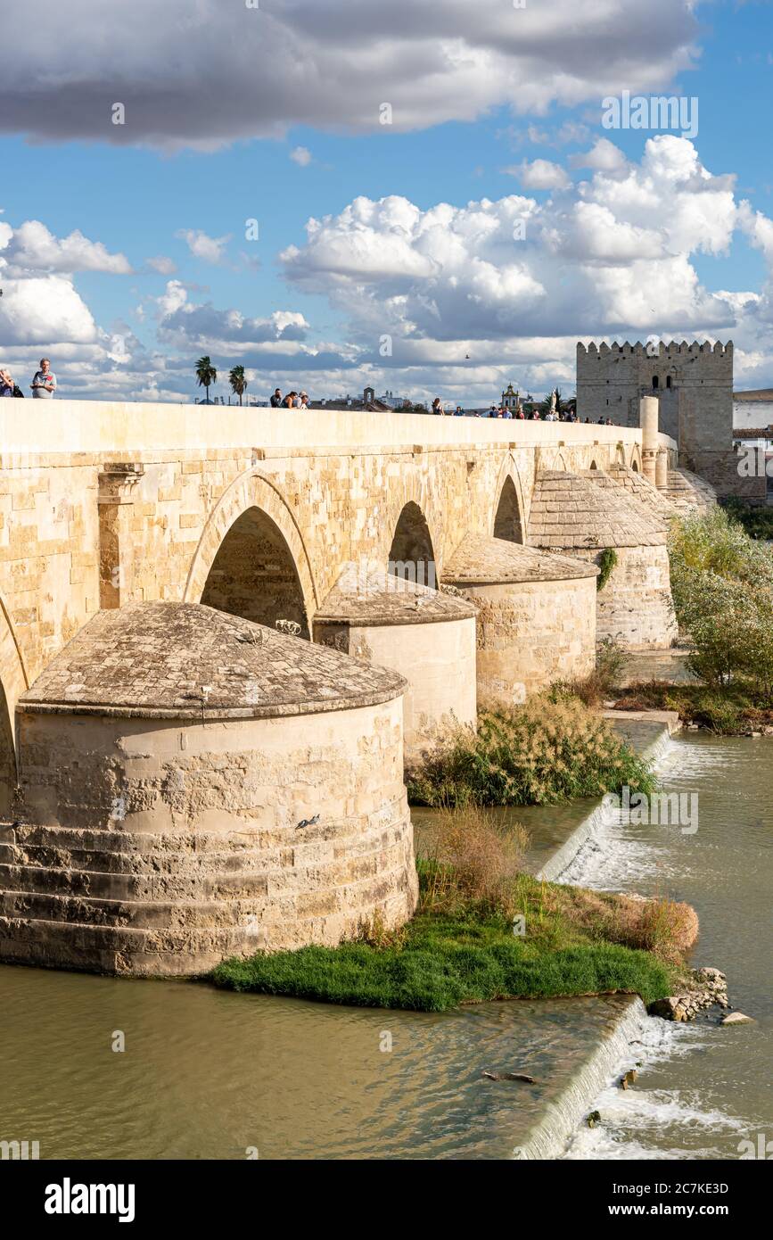 Die 331 Meter lange Puente Romano von Cordoba stammt aus der Römerzeit und wurde sowohl im maurischen als auch im Mittelalter umfassend renoviert Stockfoto