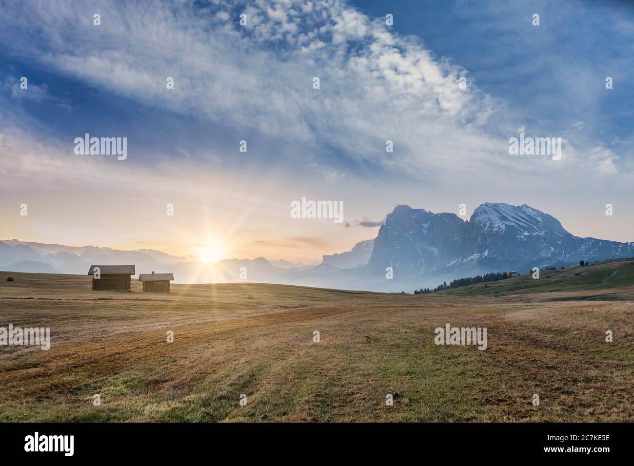 Sonnenaufgang vor Langkofel und Plattkofel auf der Seiser Alm, Dolomiten, Kastelruth, Südtirol, Italien und auf den Seiser Alm Wiesen, Stockfoto