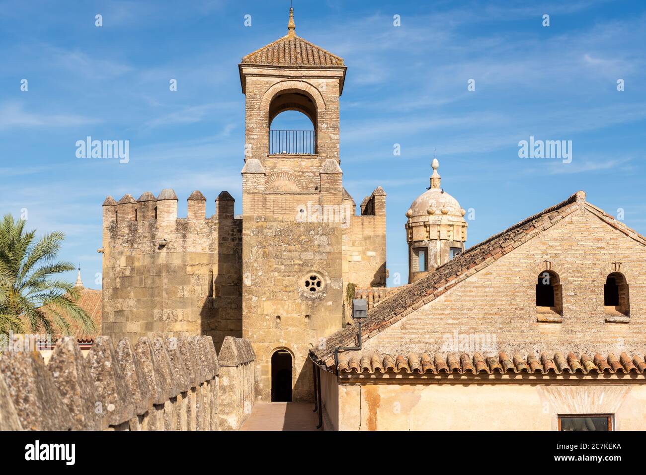 Der zinnenbemalte Turm der Hommage (oder Uhrenturm) aus dem 14. Jahrhundert des historischen Alcázar de los Reyes Cristianos in Córdoba Stockfoto