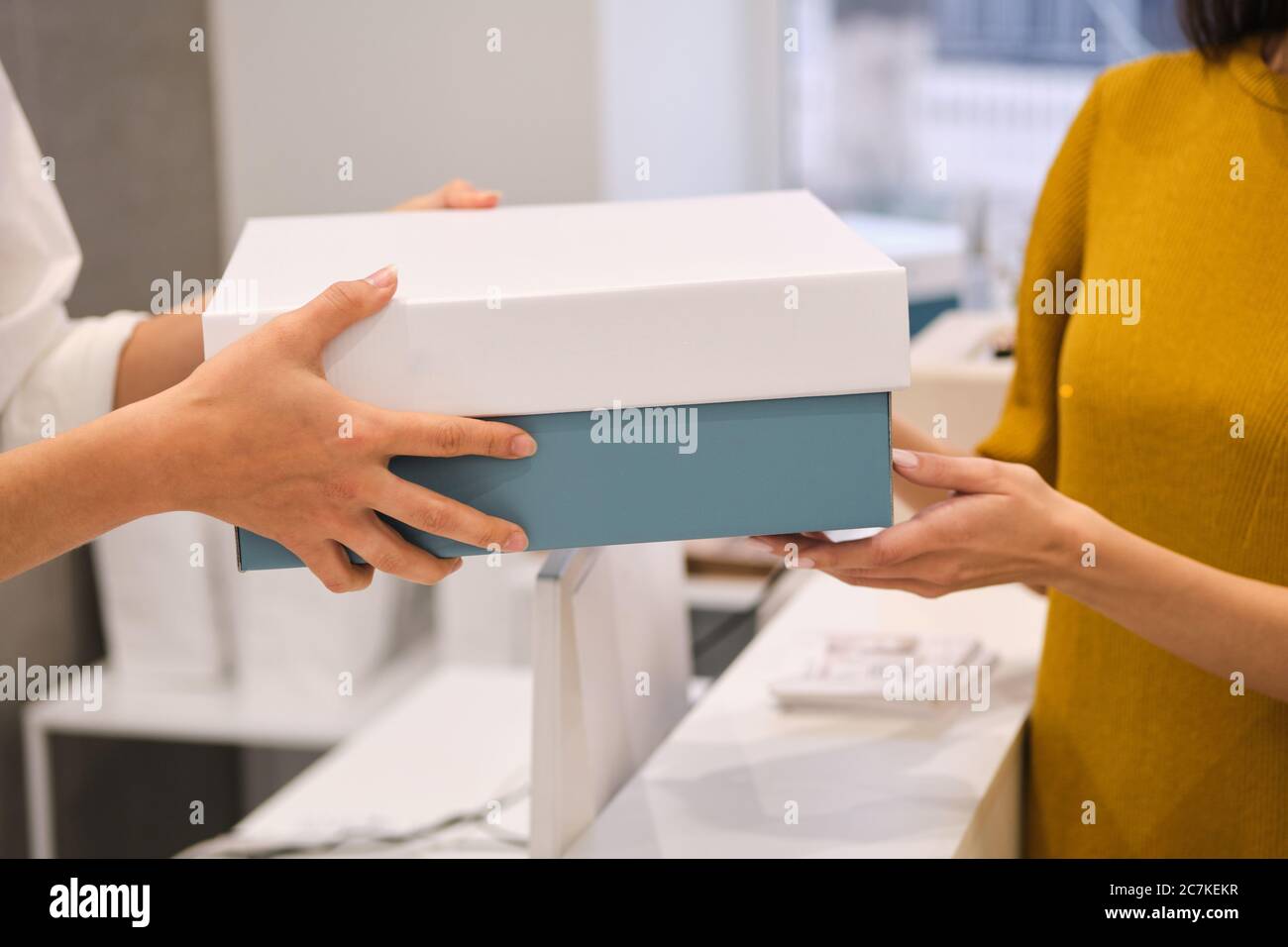 Close up Mode Berater geben Verpackung Kleidung an Kunden im Geschäft Stockfoto