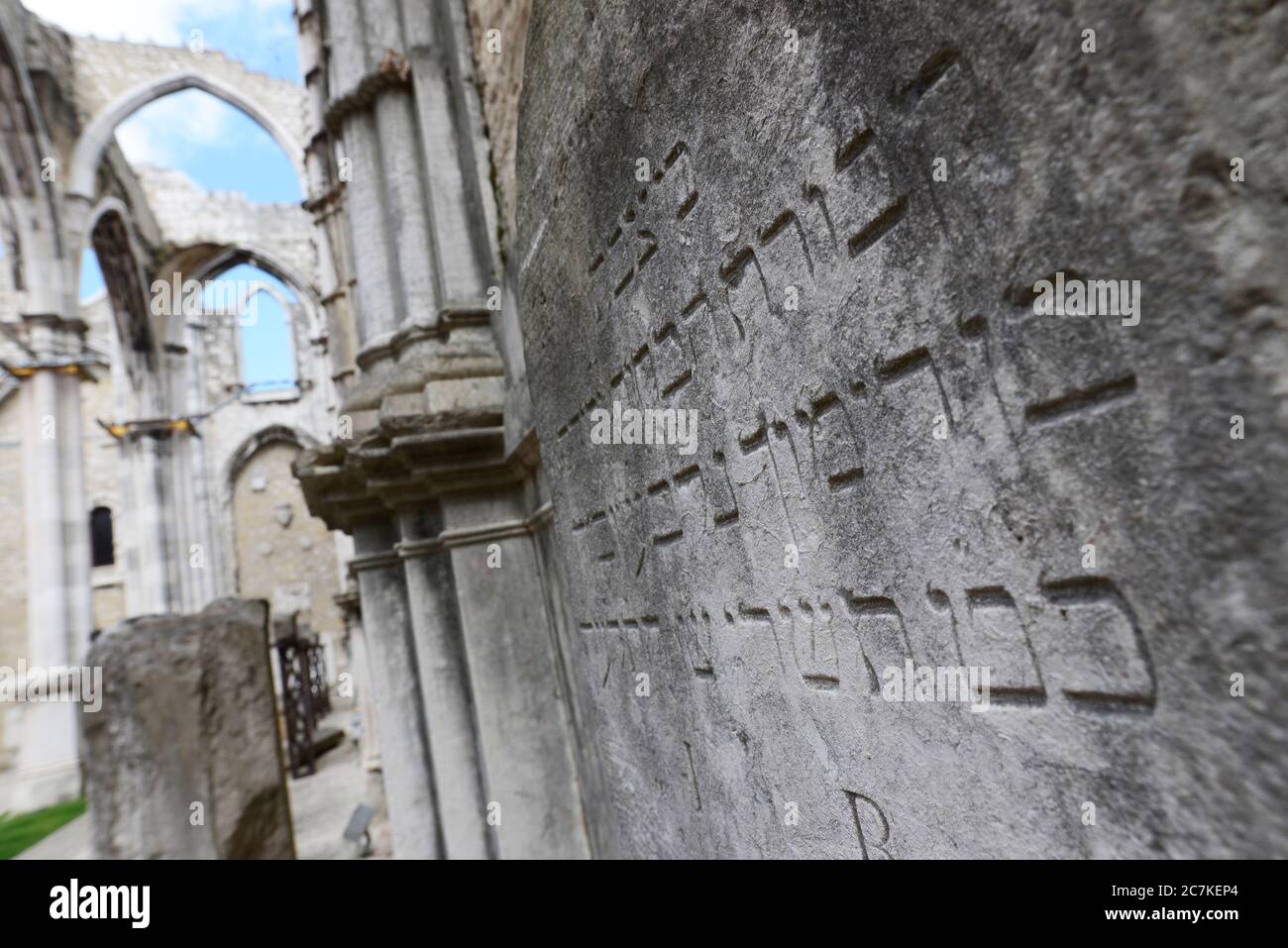 hebräische Inschriften auf einem Stein im Convento do Carmo, Lissabon Stockfoto