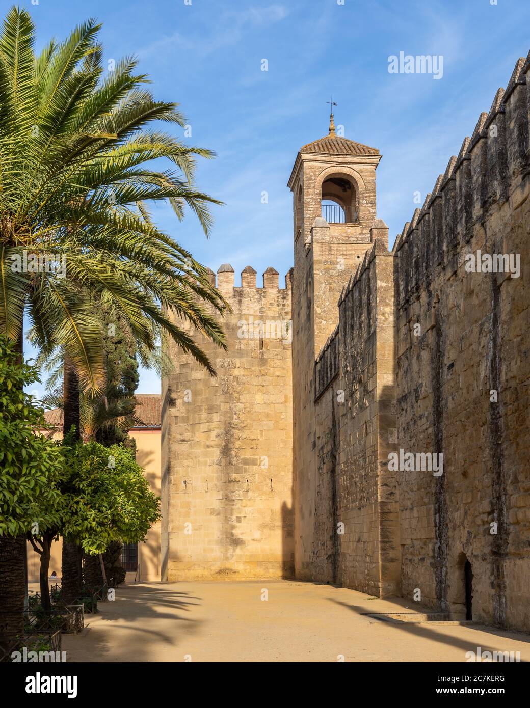 Die zinnenverkleidete Mauer aus dem 14. Jahrhundert und der Turm der Hommage (oder Uhrenturm) des historischen Alcázar de los Reyes Cristianos in Córdoba Stockfoto