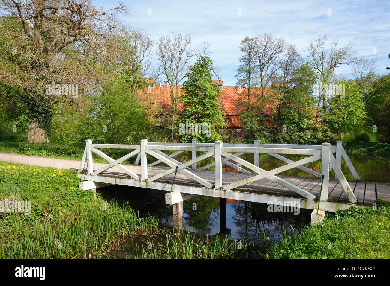 Historische Holzbrücke mit Parkteich im Schlossgarten, Eutin, Schleswig