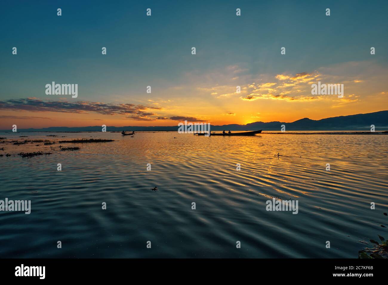 Myanmar Inle Lake Burmese Fischer Auf Boot Fangen. Stockfoto