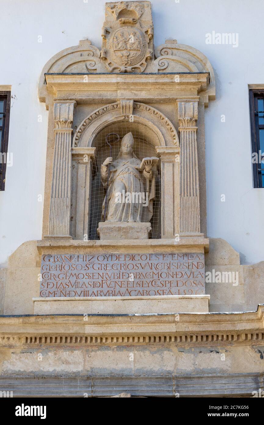 Die Statue des heiligen Gregor über der Tür der Parroquia de San Gregorio Bético auf der Plaza Don Pedro Manjon im maurischen Viertel Albaicin von Granada. Stockfoto