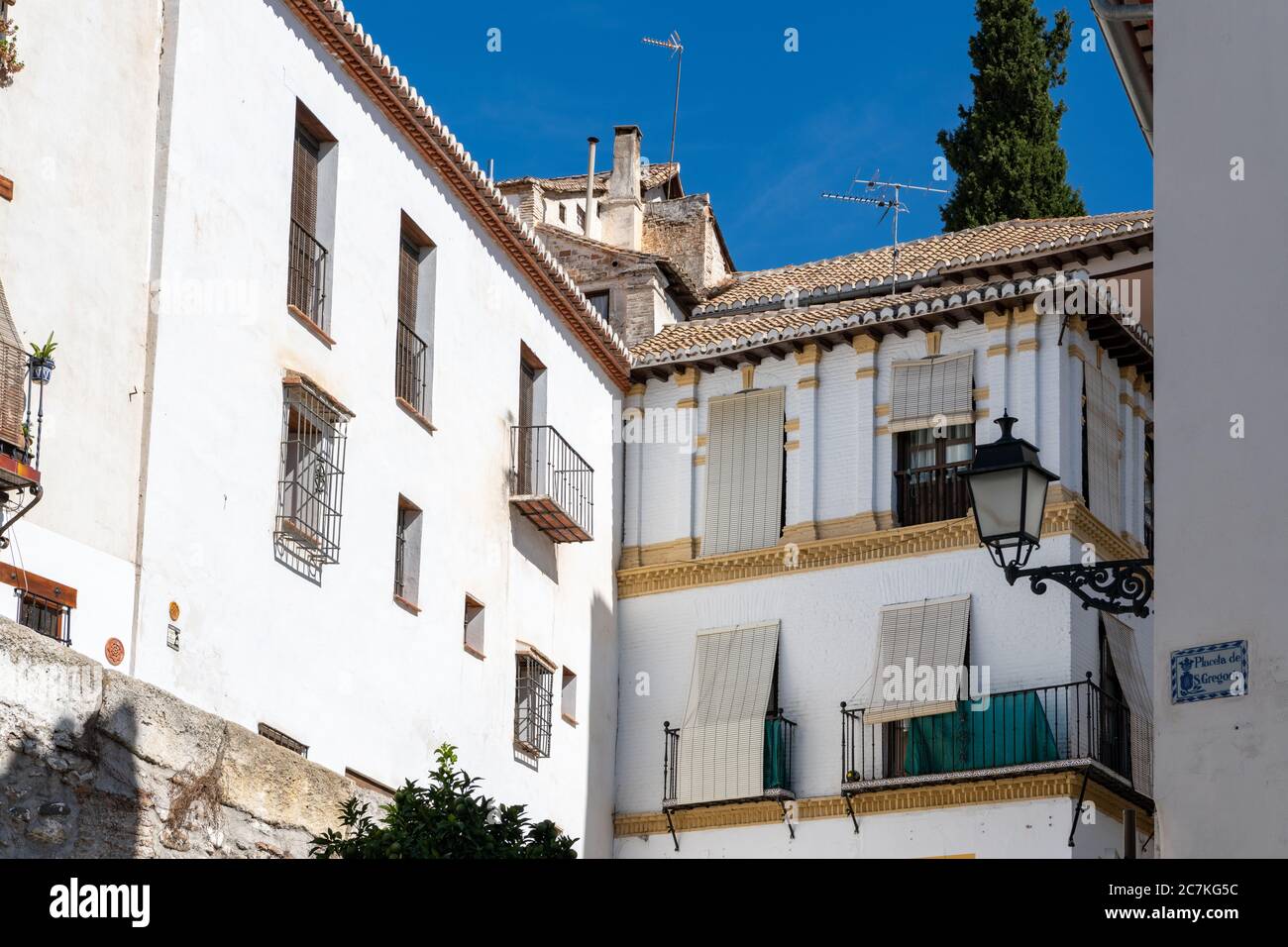 Eine traditionelle, weiß getünchte Villa und Taverne in Cuesta de San Gregorio im maurischen Viertel Albaicin von Granada. Stockfoto