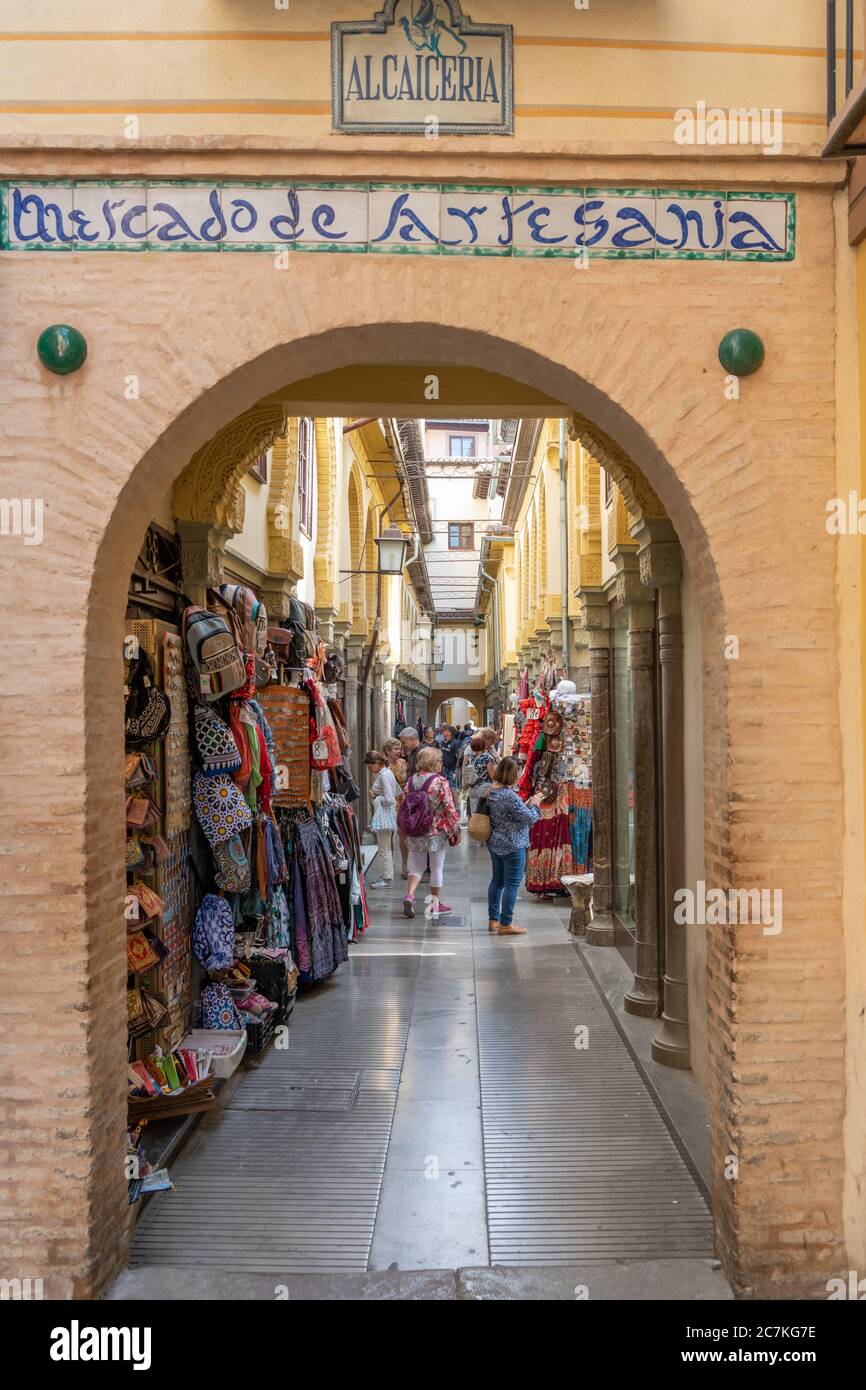 Der Eingang zum bunten Alcaiceria Markt. Einst ein arabischer Marktplatz, beherbergt er heute kleine Geschäfte, die dem Verkauf von Kunsthandwerk gewidmet sind. Stockfoto