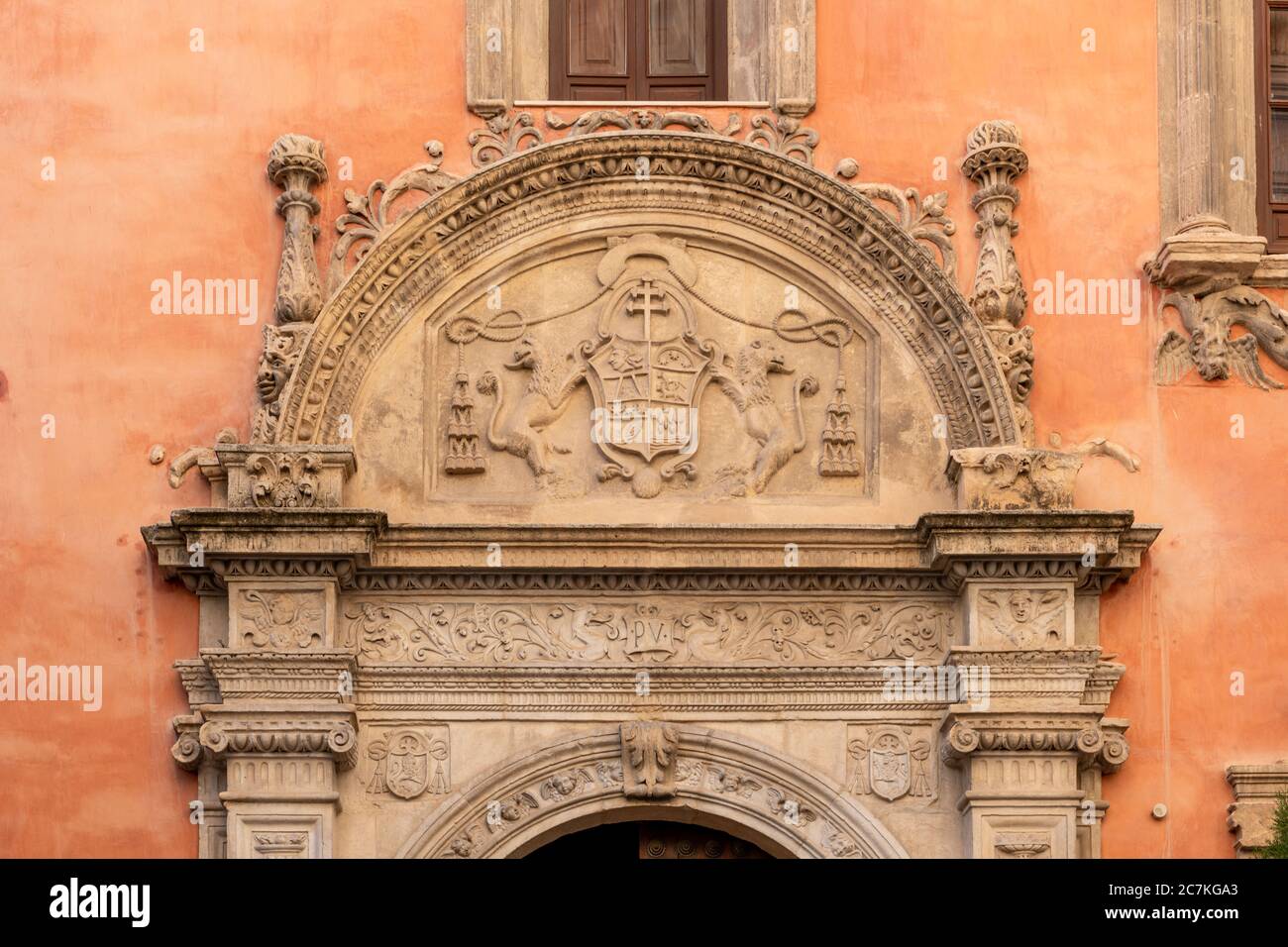 Ein reich verziertes Tor ziert die Fassade der Antigua Universidad Literaria von Diego de Siloé und Juan de Marquina an der Plaza de Alonso Cano in Granada Stockfoto