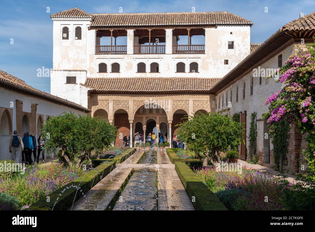 Der Innenhof des Generalife Water Garden ist ein perfektes Beispiel für einen spanisch-muslimischen Garten. Stockfoto