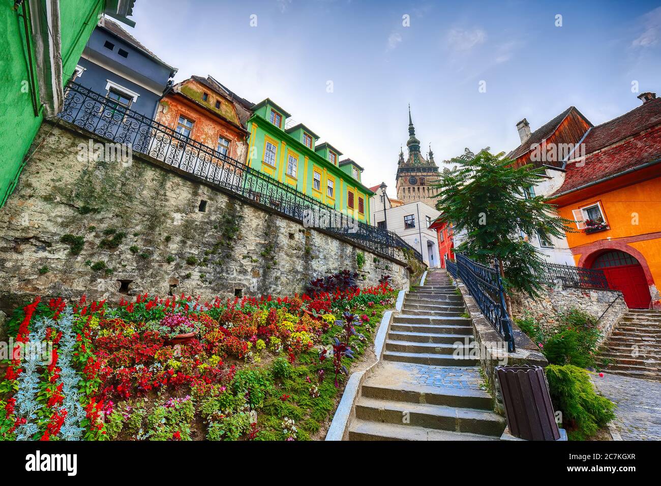 Atemberaubende Aussicht auf die mittelalterliche Stadt im Sommer. Treppe führt zur Stadt Sighisoara und Uhrturm von Sachsen, Siebenbürgen, Rumänien, Europa gebaut Stockfoto