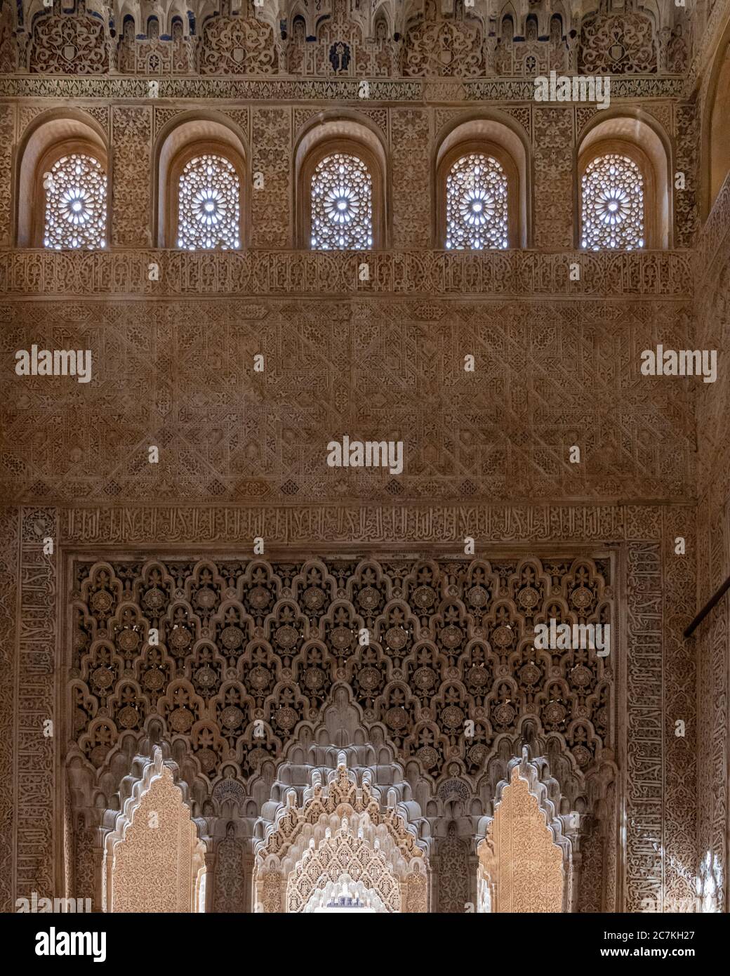 Fünf verzierte Fenster filtern Licht in die Halle der Könige, während eine Reihe von Muqanas-Bögen zum Hof der Löwen führen, Stockfoto