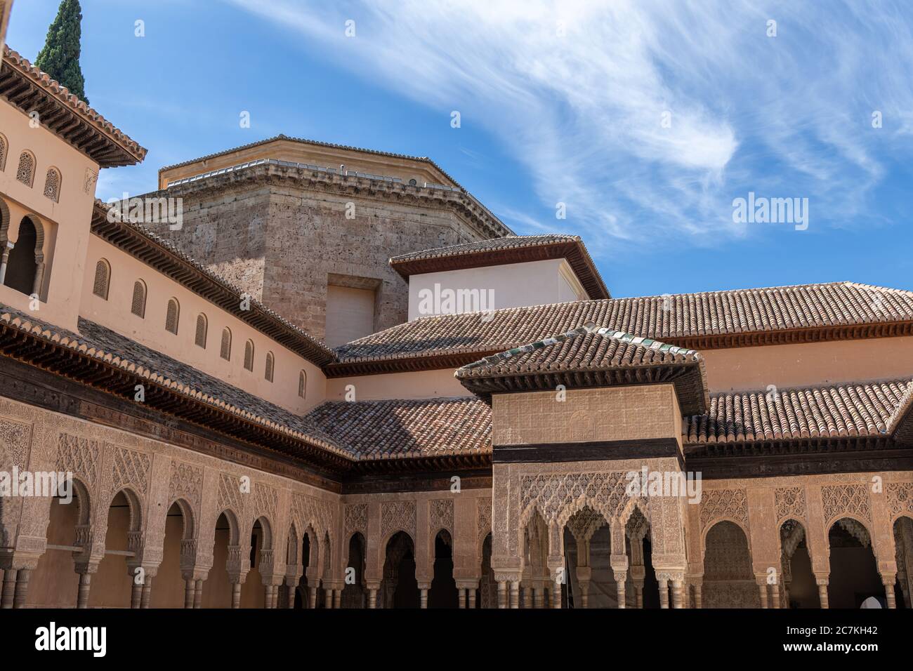 Kunstvolle Säulen mit kunstvoll geschnitzten Pilastern und Spandreln säumen den Hof der Löwen in der Alhambra von Granada, Stockfoto