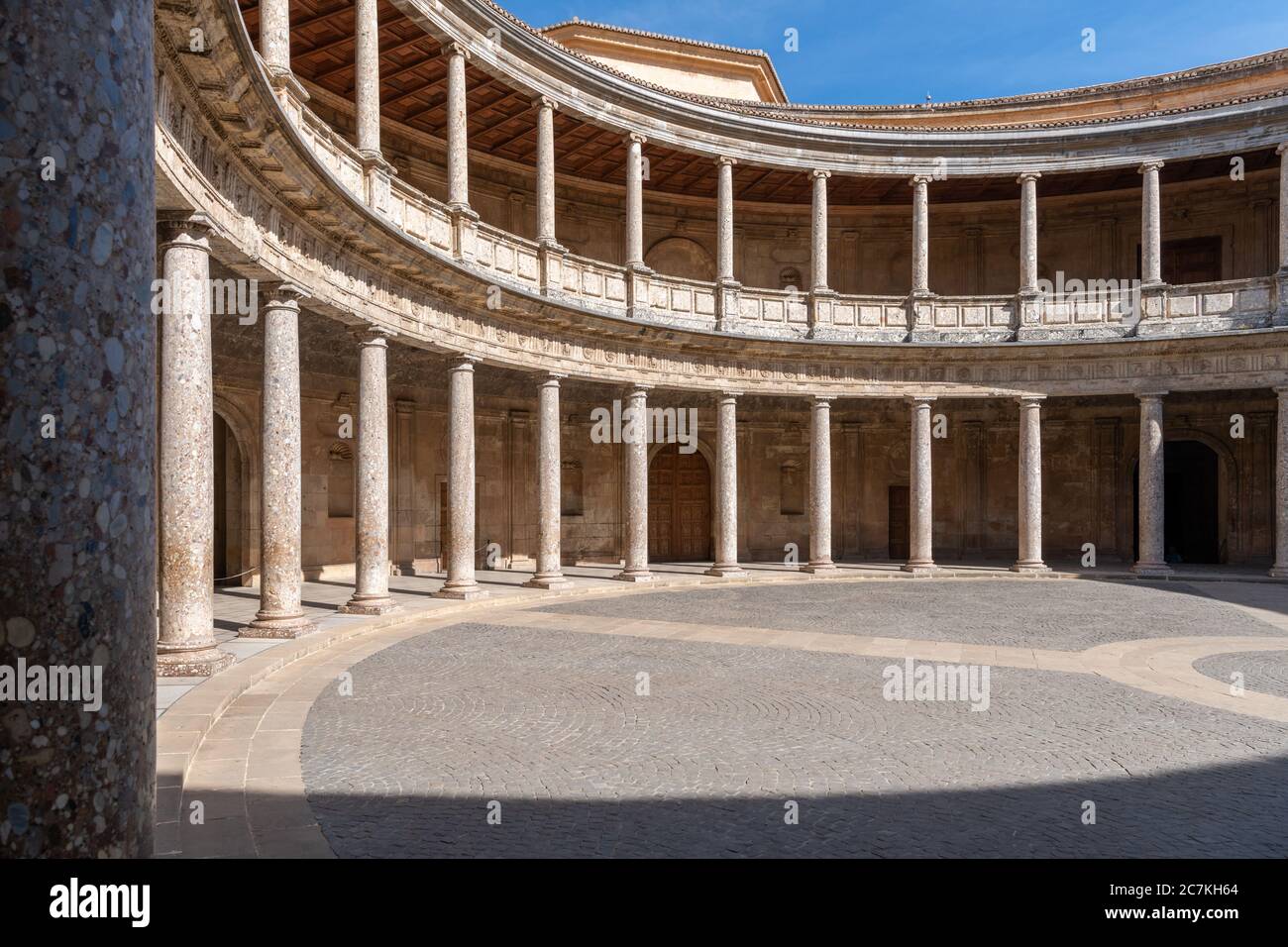 Der kreisförmige Innenhof des Palastes von Karl V. aus dem 16th. Jahrhundert in der Alhambra von Granada Stockfoto