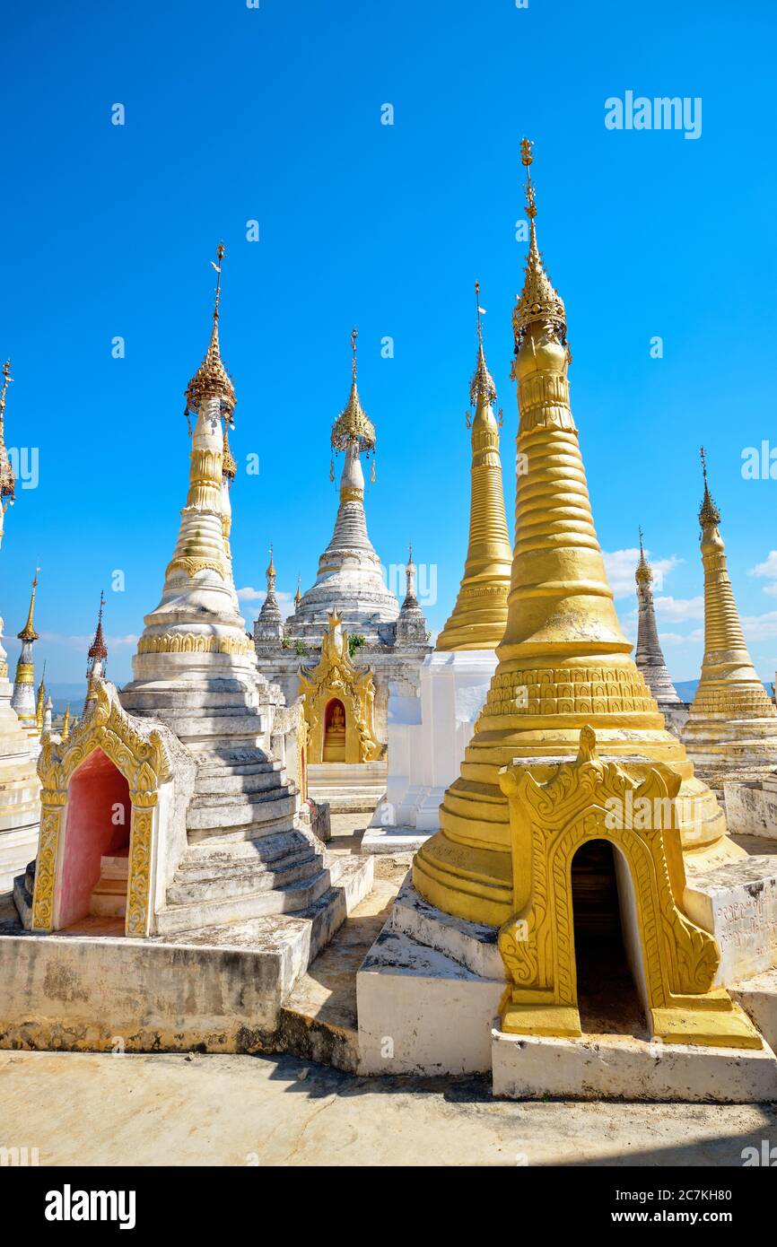Shwe Inn Thein Pagode in Indein Dorf, Inle See, Myanmar Stockfoto