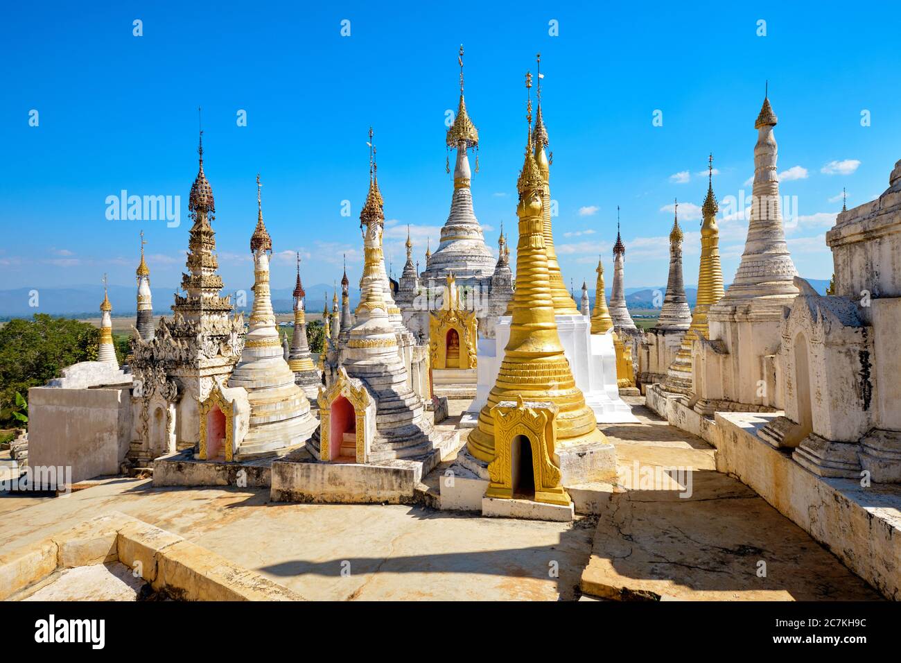 Shwe Inn Thein Pagode in Indein Dorf, Inle See, Myanmar Stockfoto